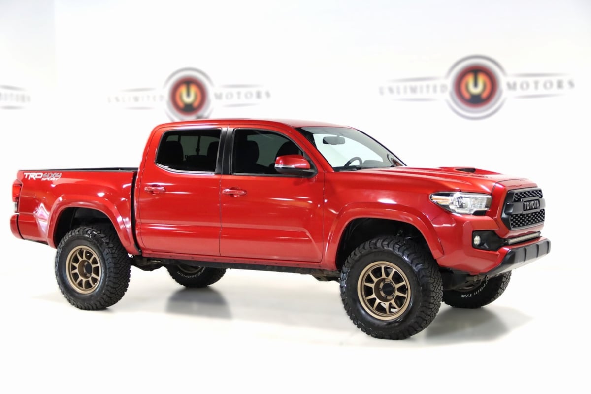 2016 Toyota Tacoma TRD Sport photo 3