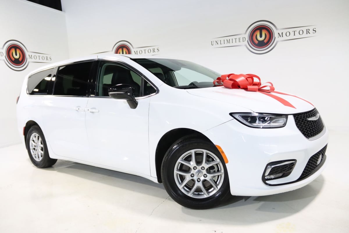 2024 Chrysler Pacifica Touring L's photo