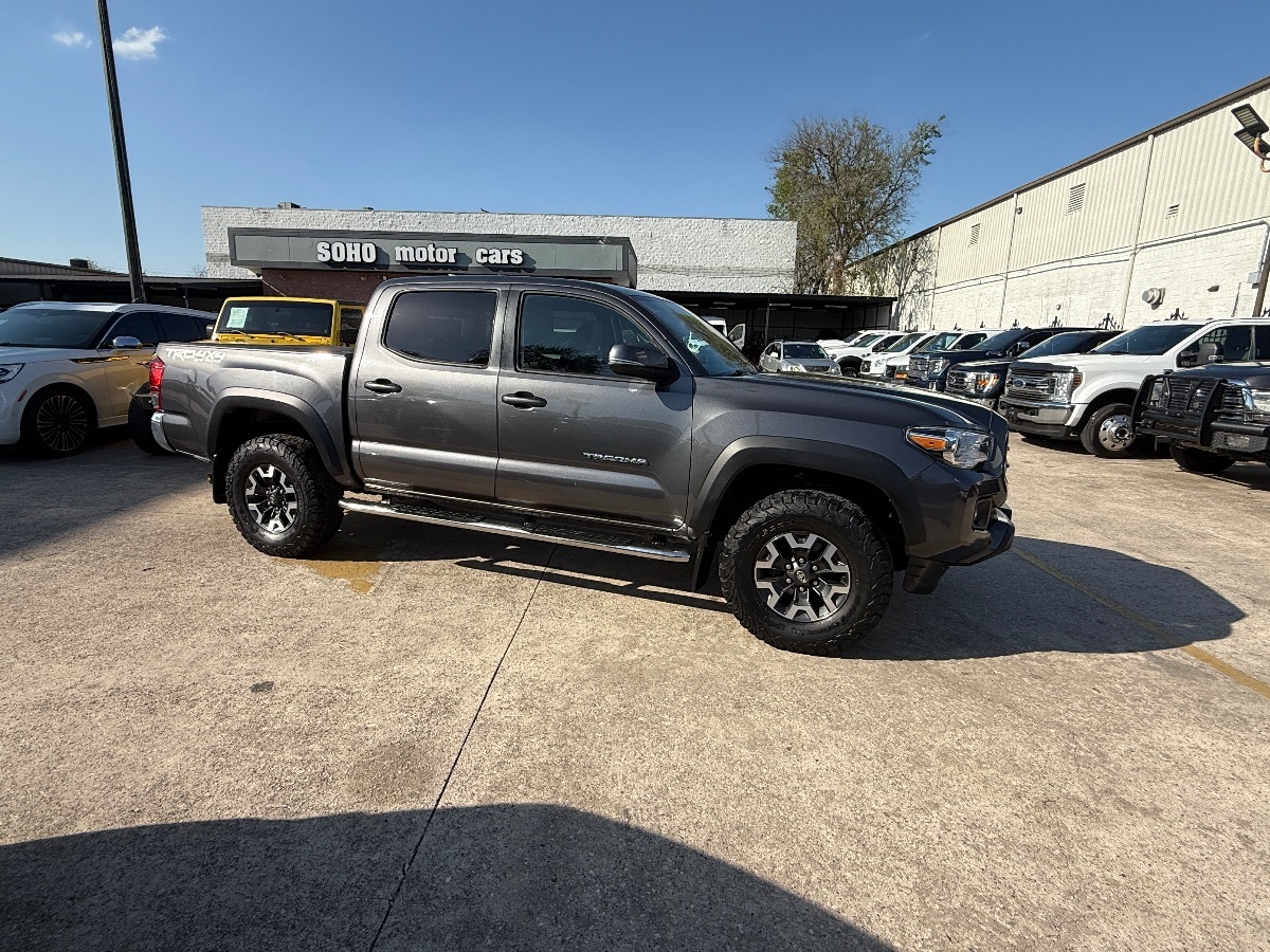 2016 Toyota Tacoma TRD photo 3
