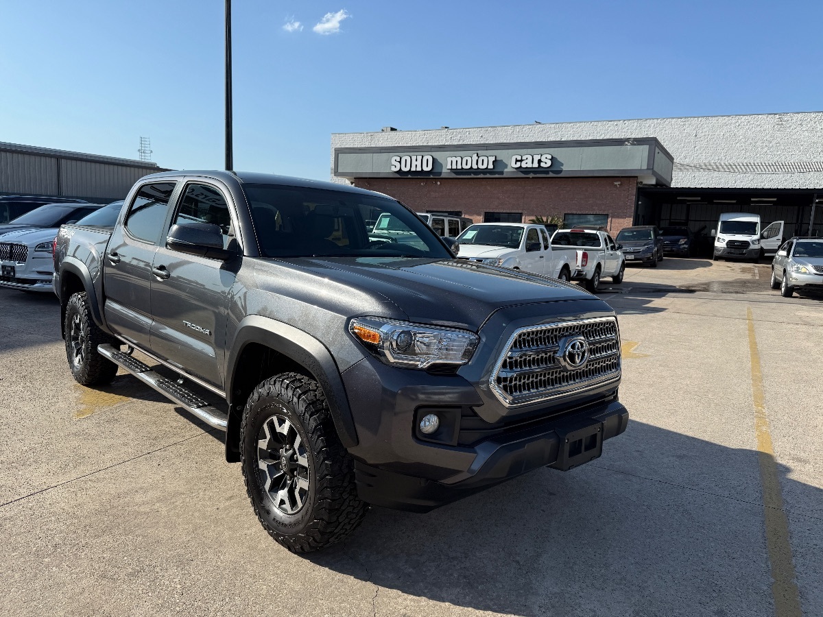 2016 Toyota Tacoma TRD photo 2