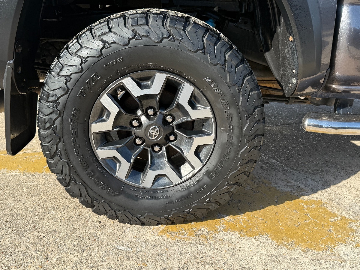 2016 Toyota Tacoma TRD photo 13