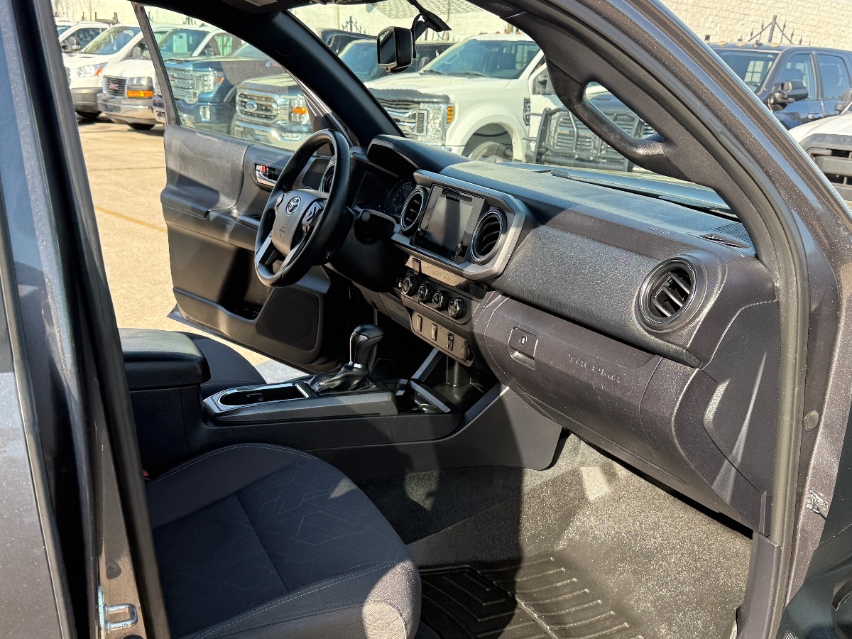 2016 Toyota Tacoma TRD photo 16