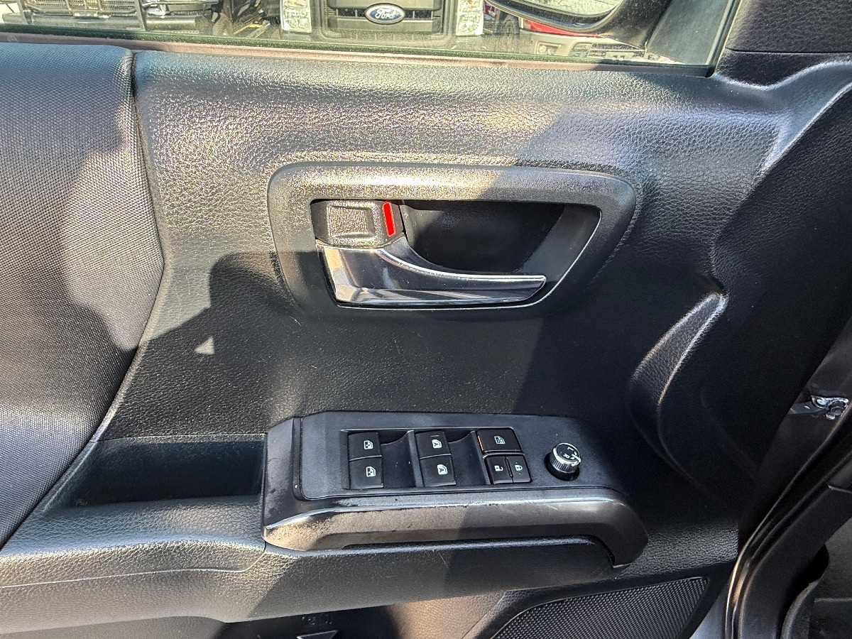 2016 Toyota Tacoma TRD photo 20
