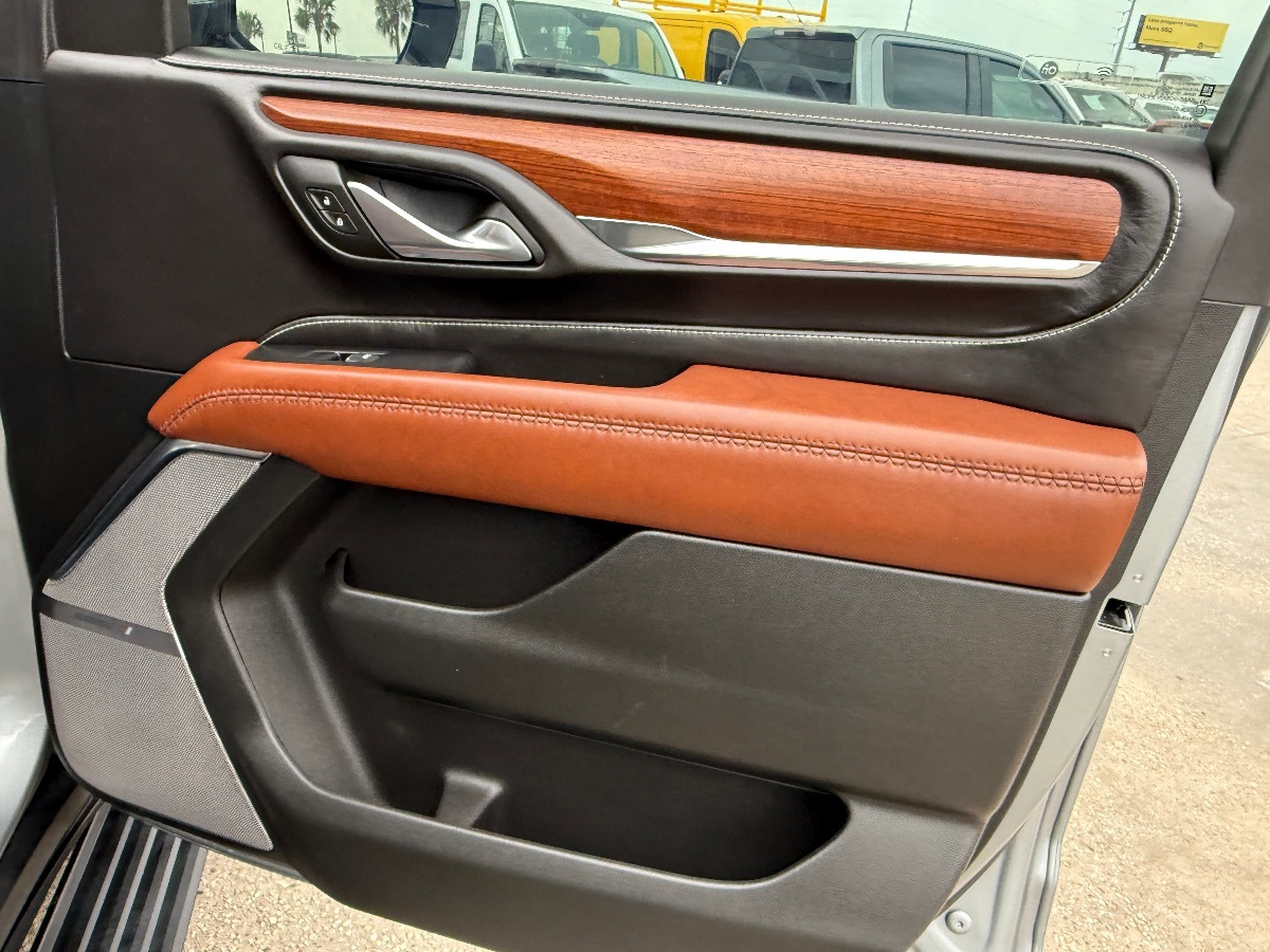 2024 GMC Yukon Denali Ultimate - Photo 15