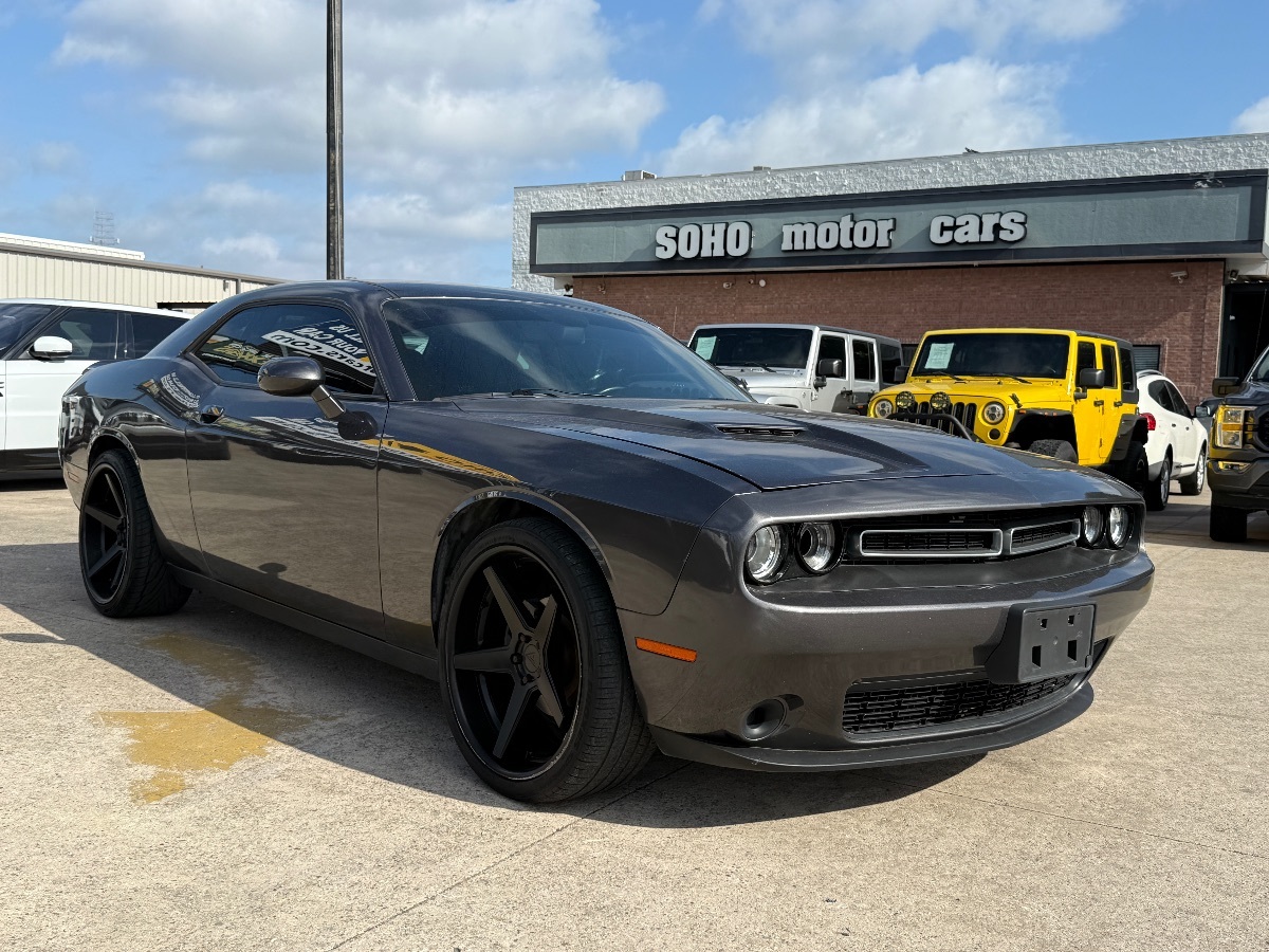 2019 Dodge Challenger SXT photo 2