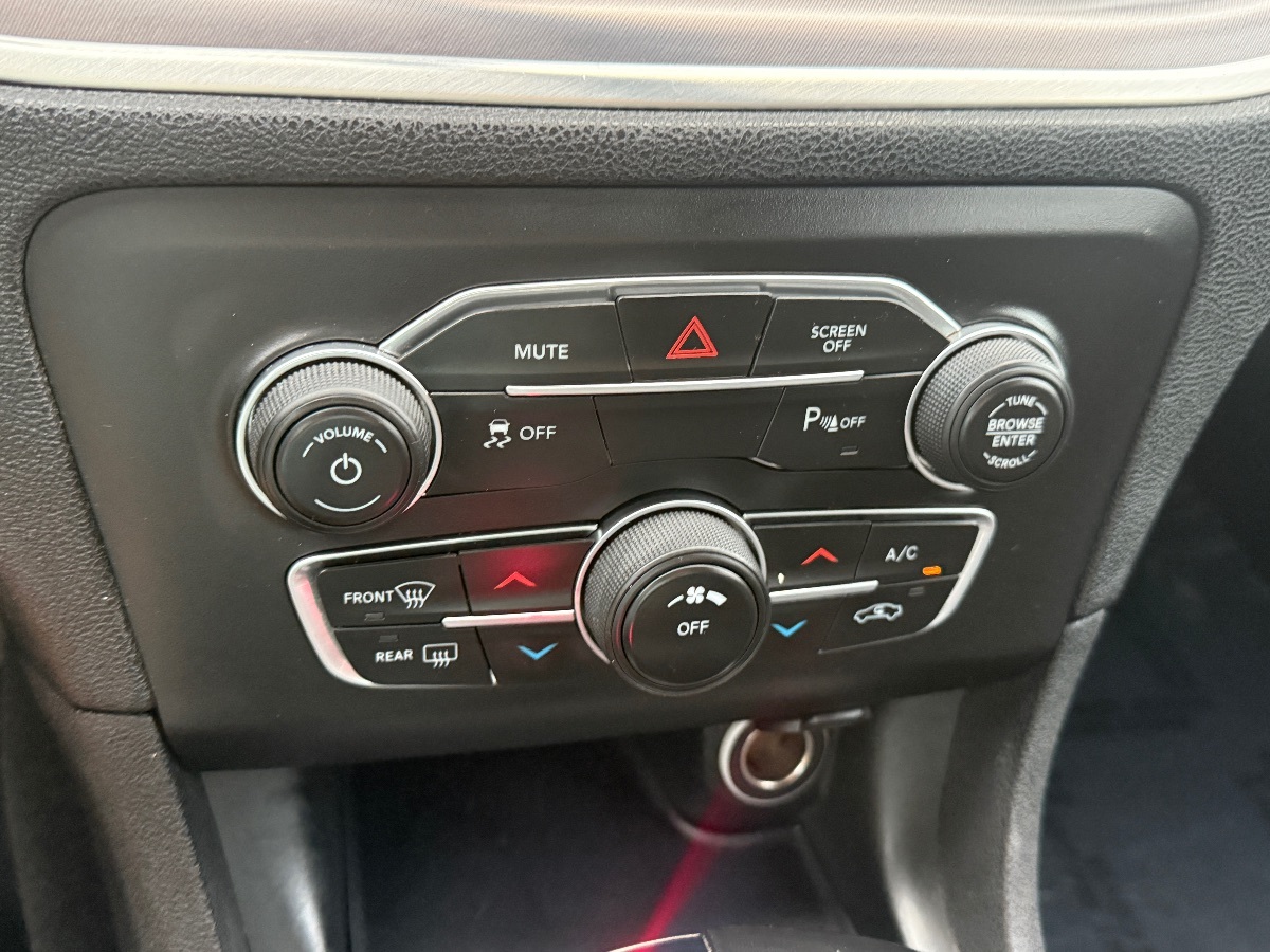 2019 Dodge Charger SXT photo 26