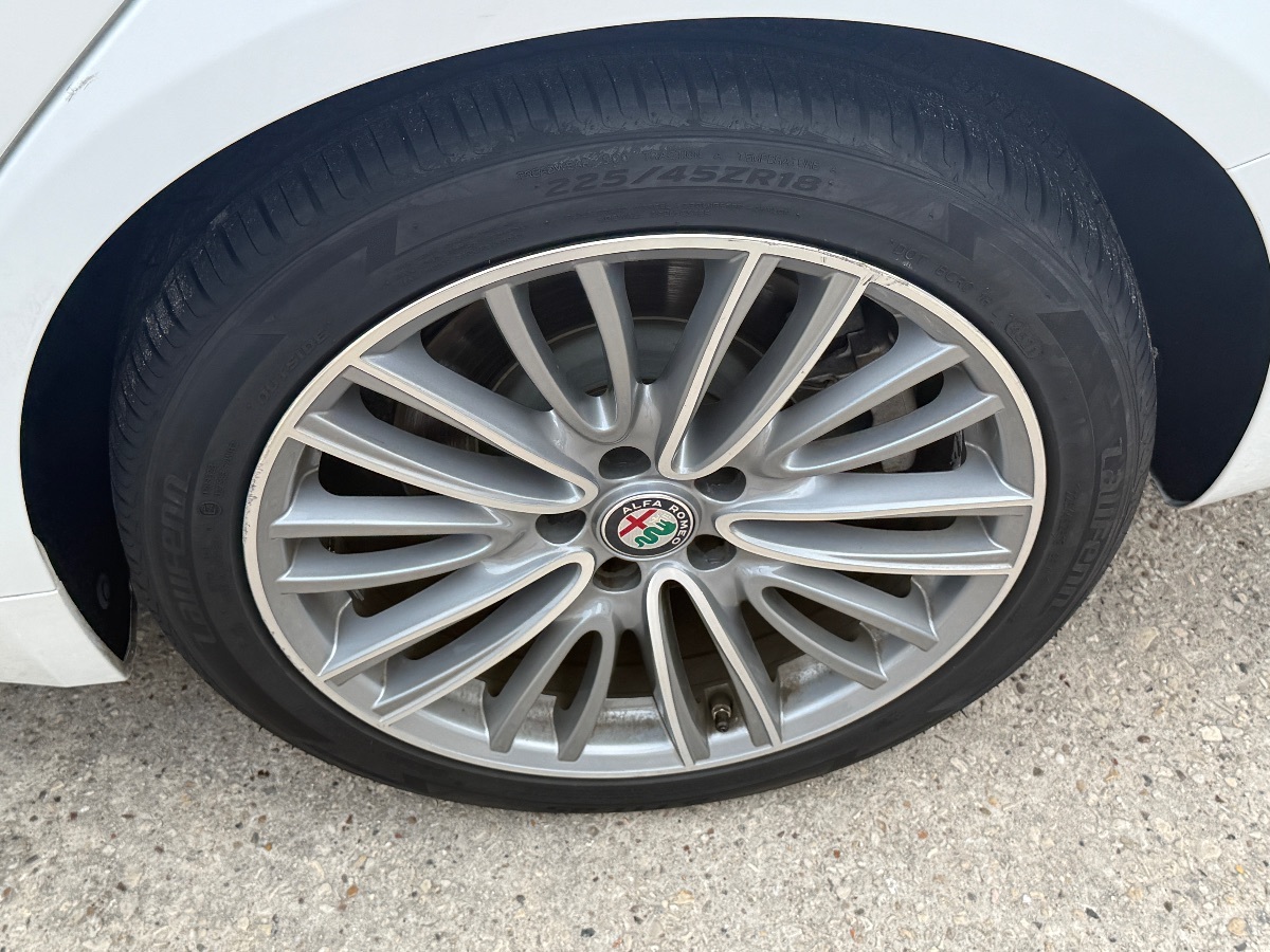 2018 Alfa Romeo Giulia Ti photo 10