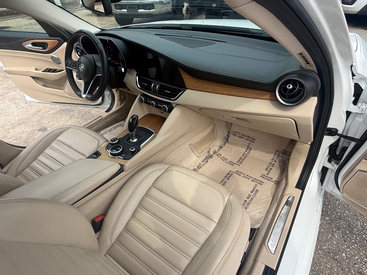 2018 Alfa Romeo Giulia Ti photo 16