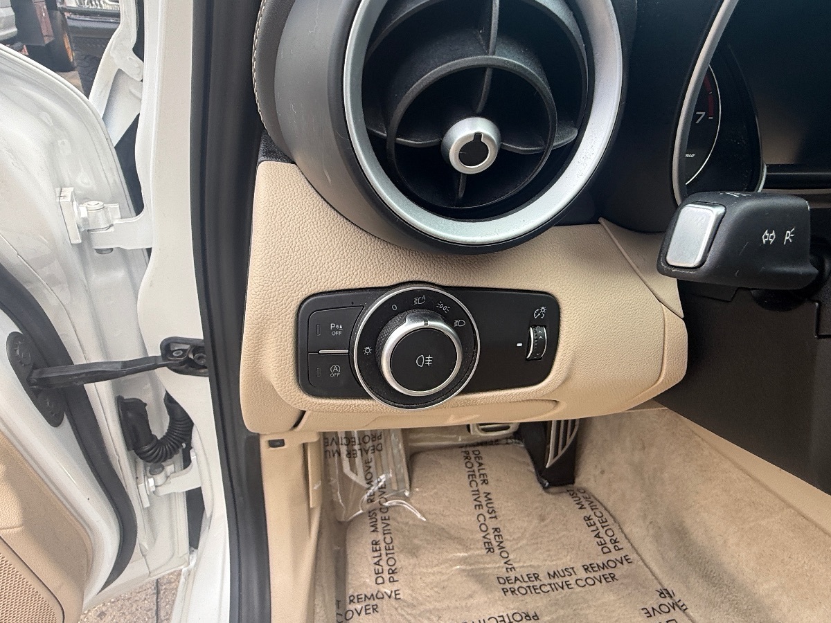 2018 Alfa Romeo Giulia Ti photo 22
