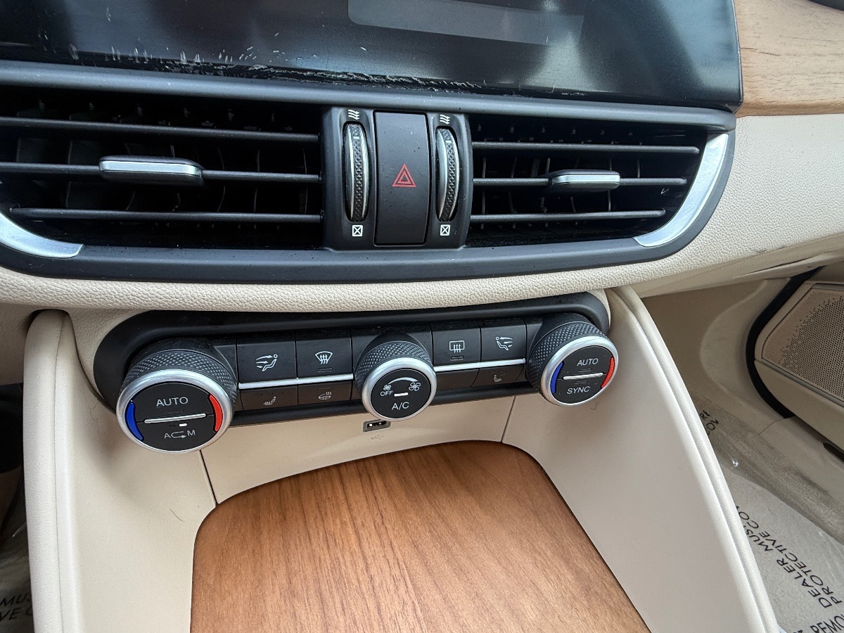 2018 Alfa Romeo Giulia Ti photo 26