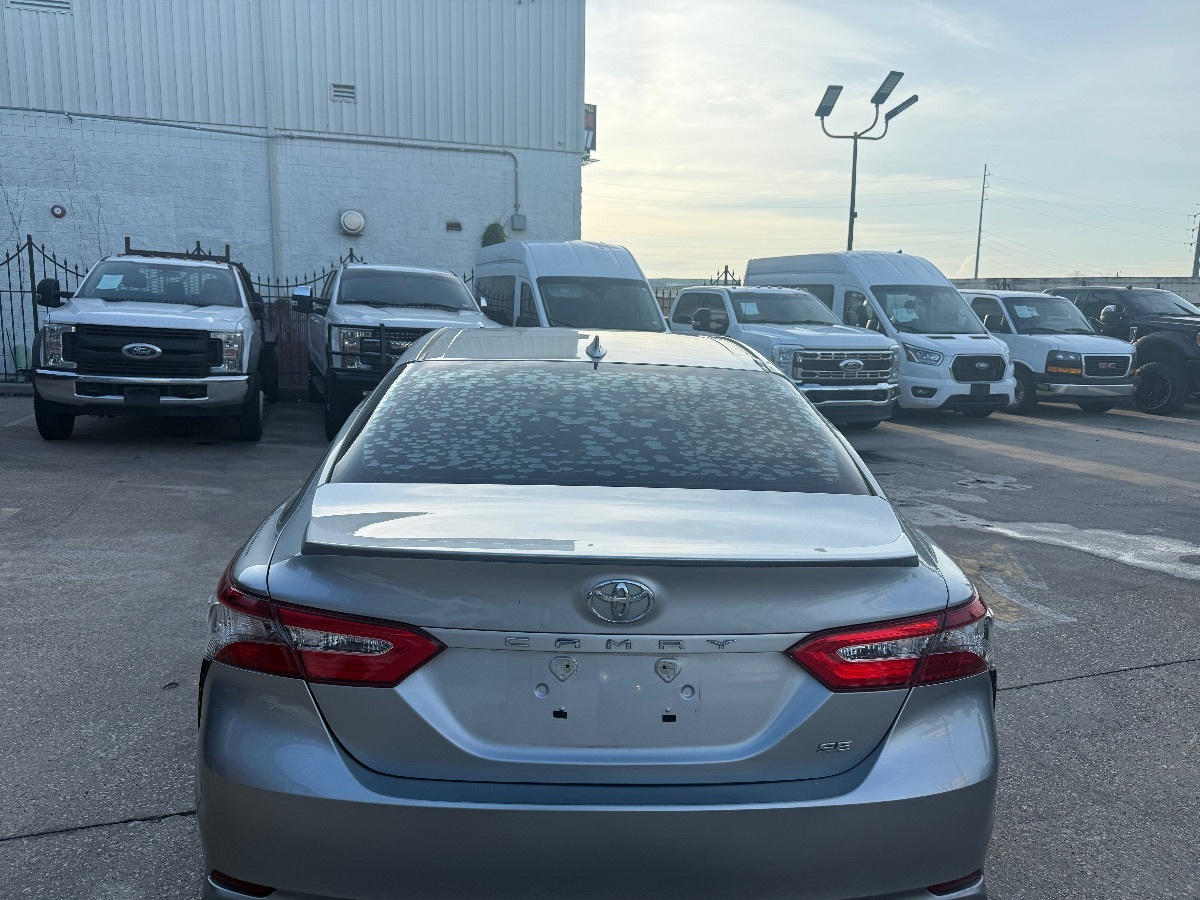 2020 Toyota Camry SE photo 5