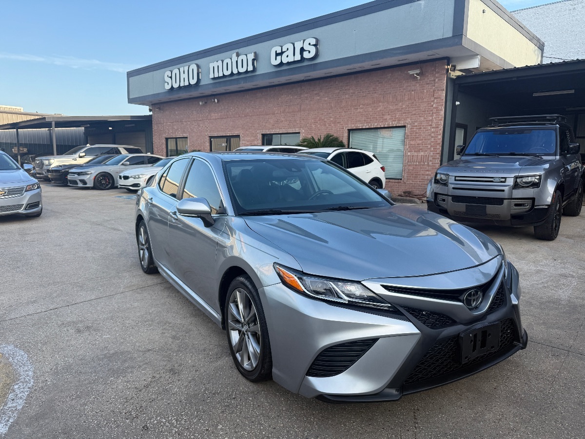 2020 Toyota Camry SE photo 2
