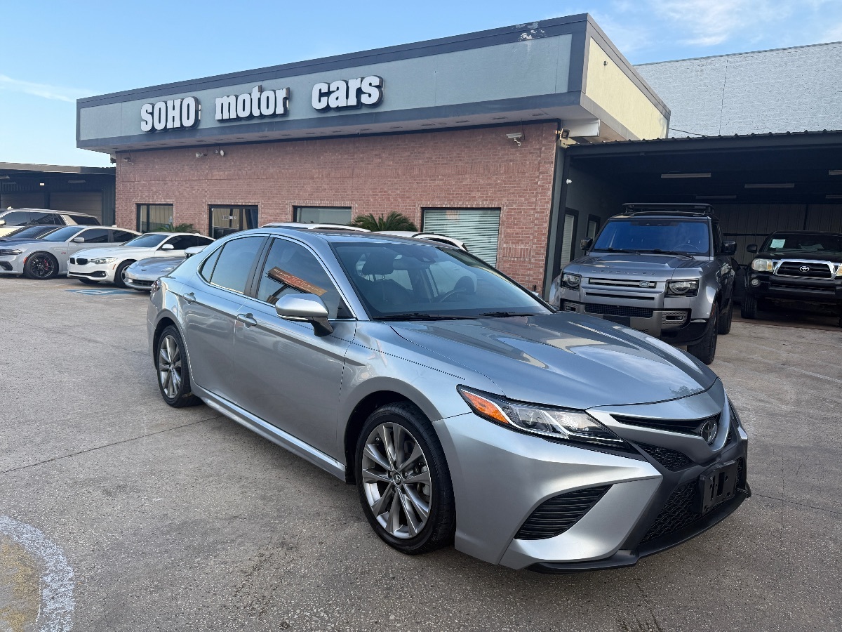 2020 Toyota Camry SE photo 3