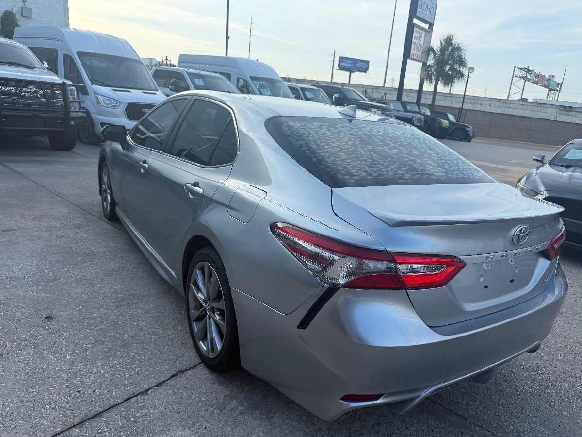 2020 Toyota Camry SE photo 6