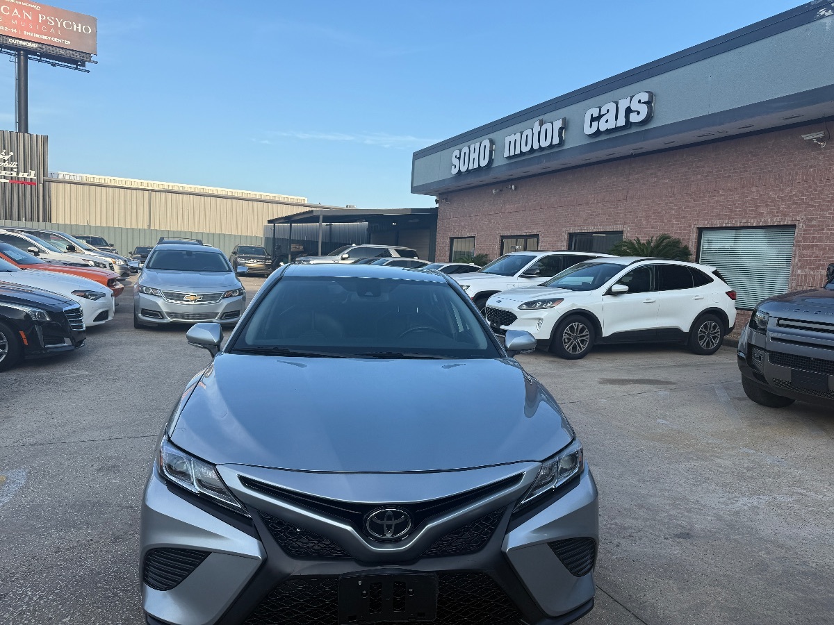 2020 Toyota Camry SE photo 8