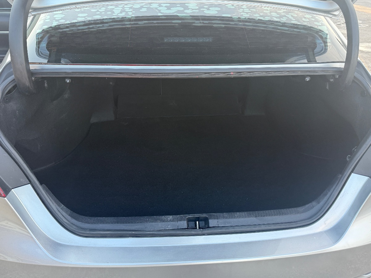 2020 Toyota Camry SE photo 11