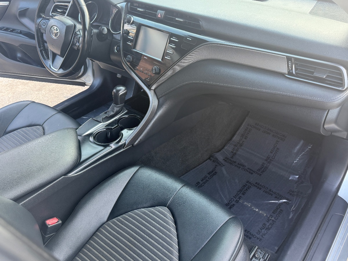 2020 Toyota Camry SE photo 15