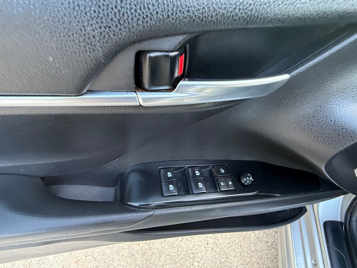 2020 Toyota Camry SE photo 18