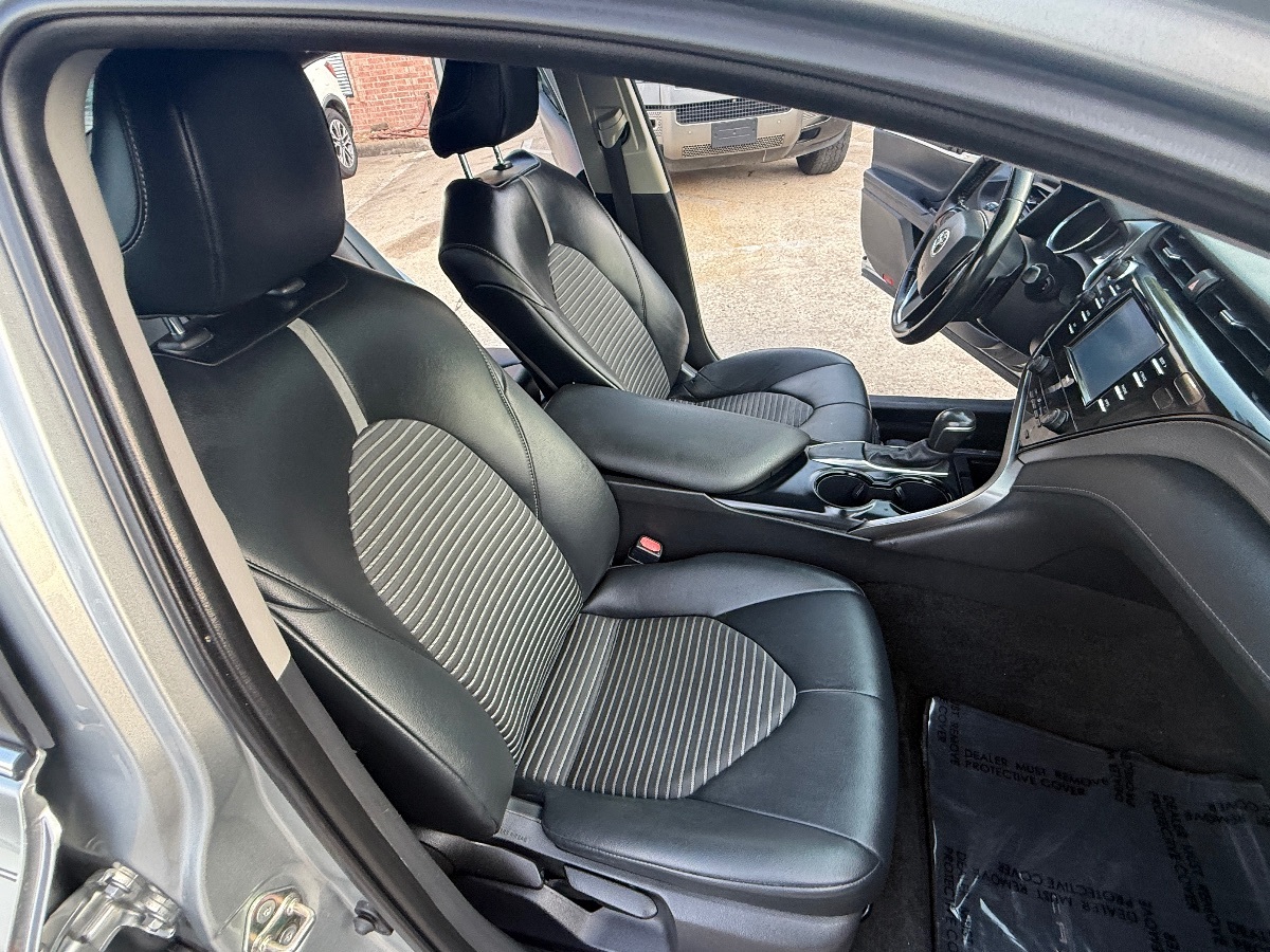 2020 Toyota Camry SE photo 16
