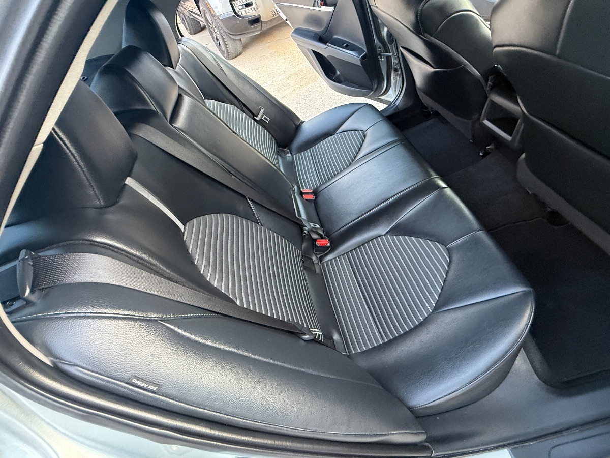 2020 Toyota Camry SE photo 17