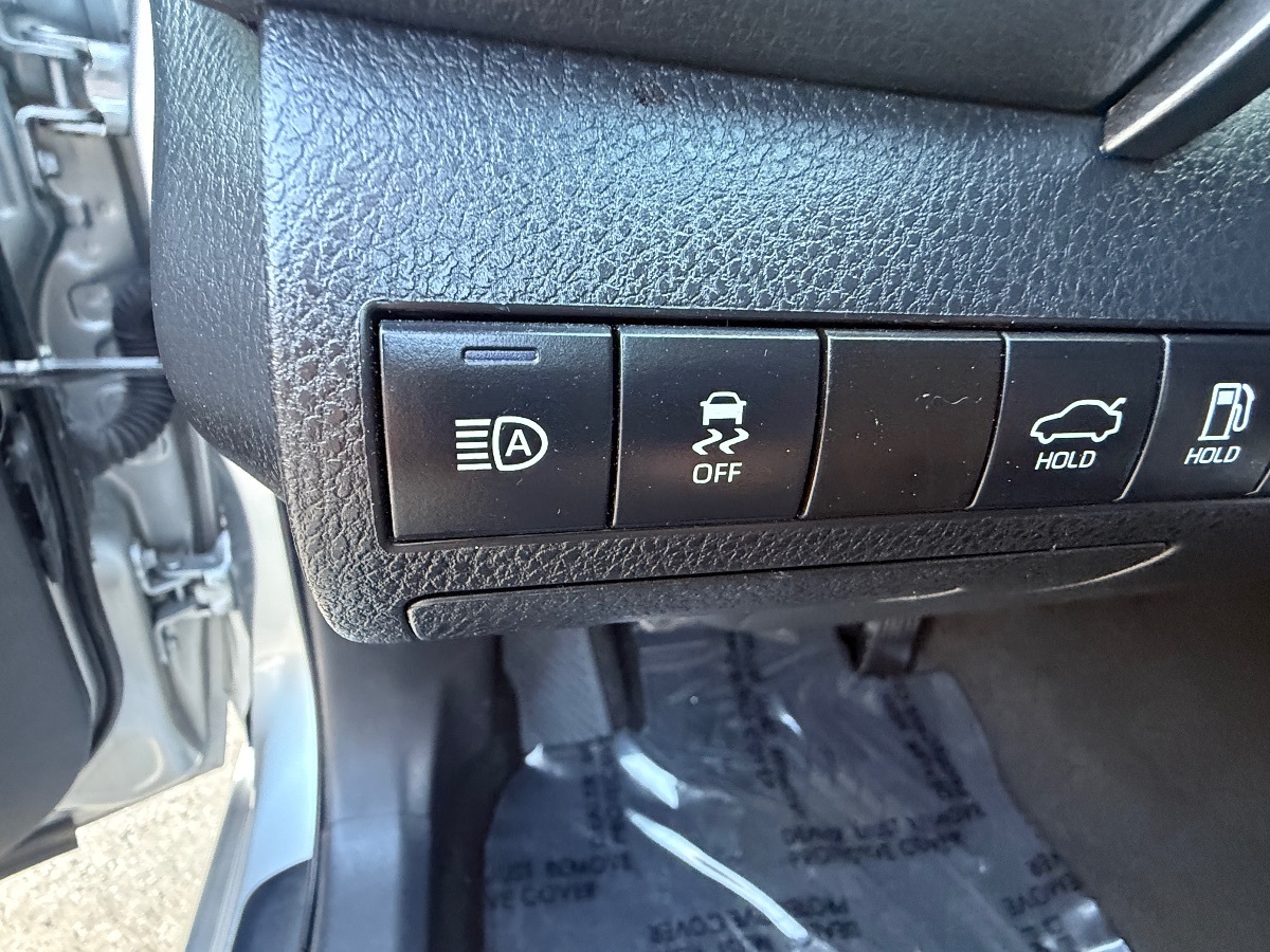 2020 Toyota Camry SE photo 19