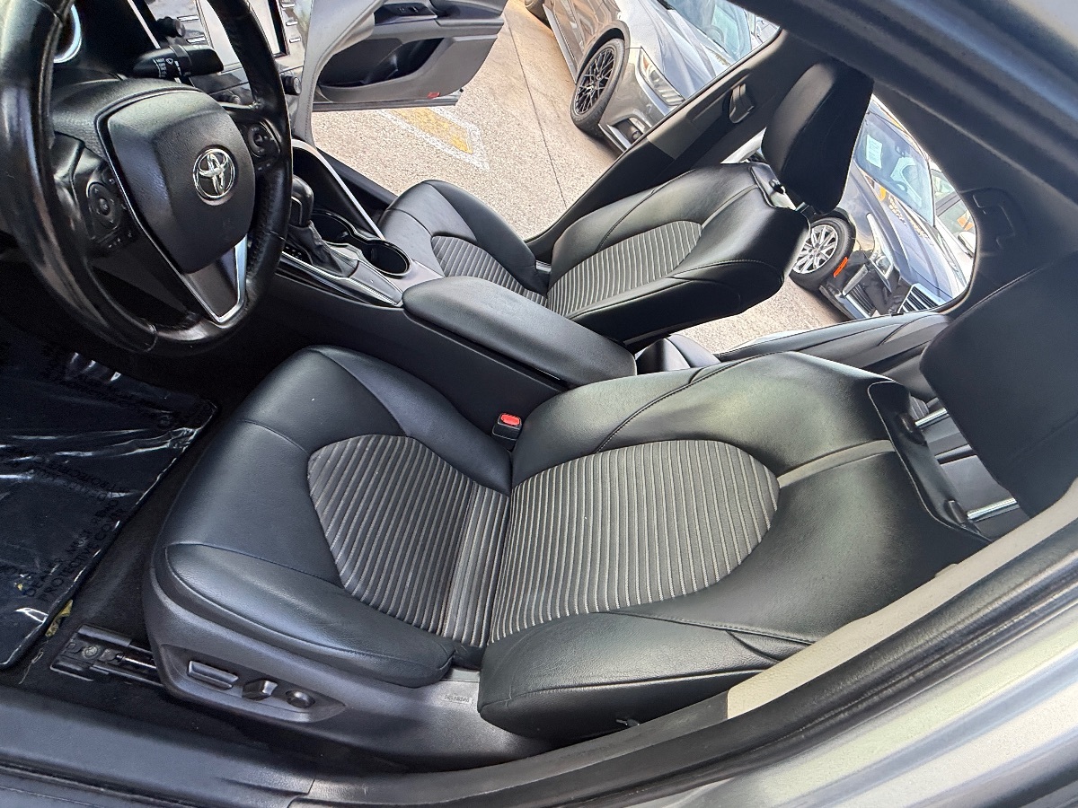 2020 Toyota Camry SE photo 22