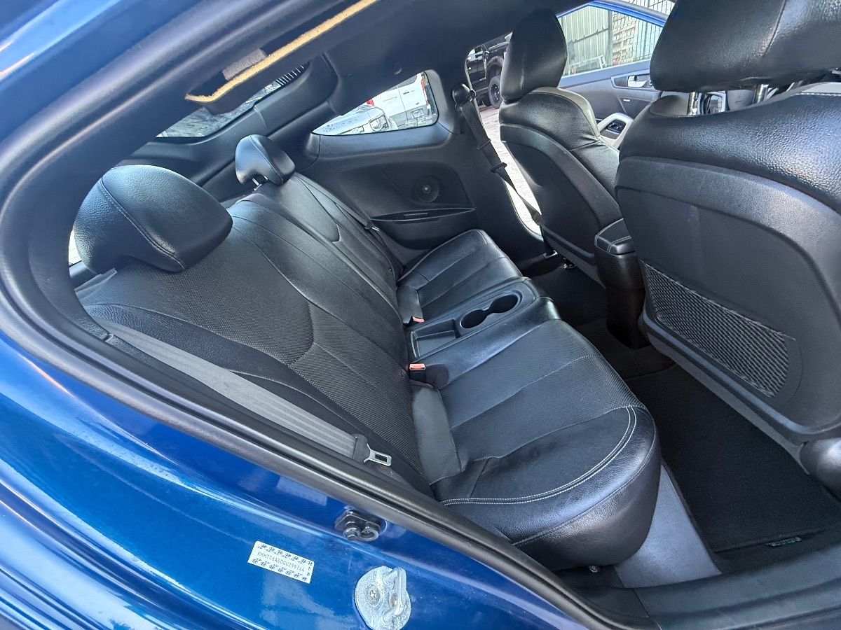2016 Hyundai Veloster Turbo photo 13