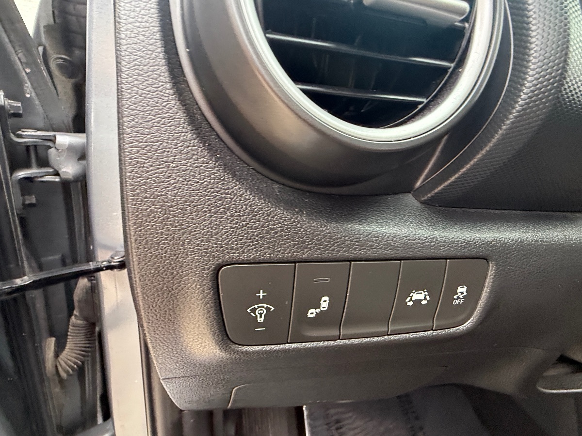 2020 Hyundai Kona SEL photo 15