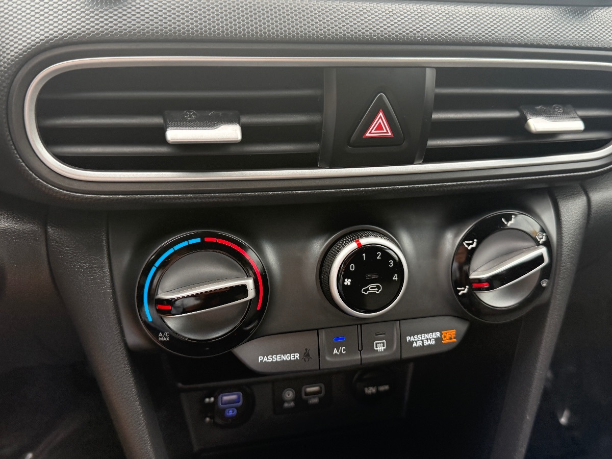 2020 Hyundai Kona SEL photo 25