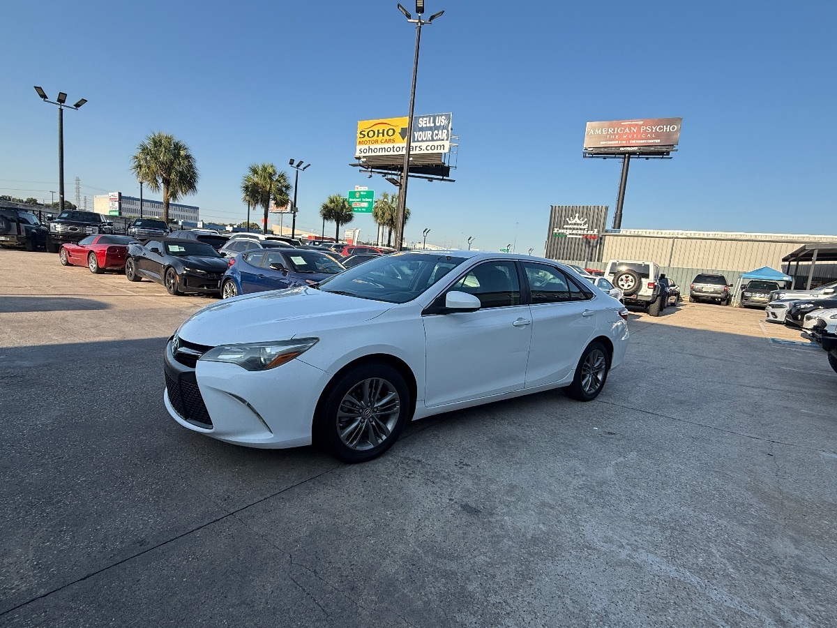 2015 Toyota Camry SE photo 4