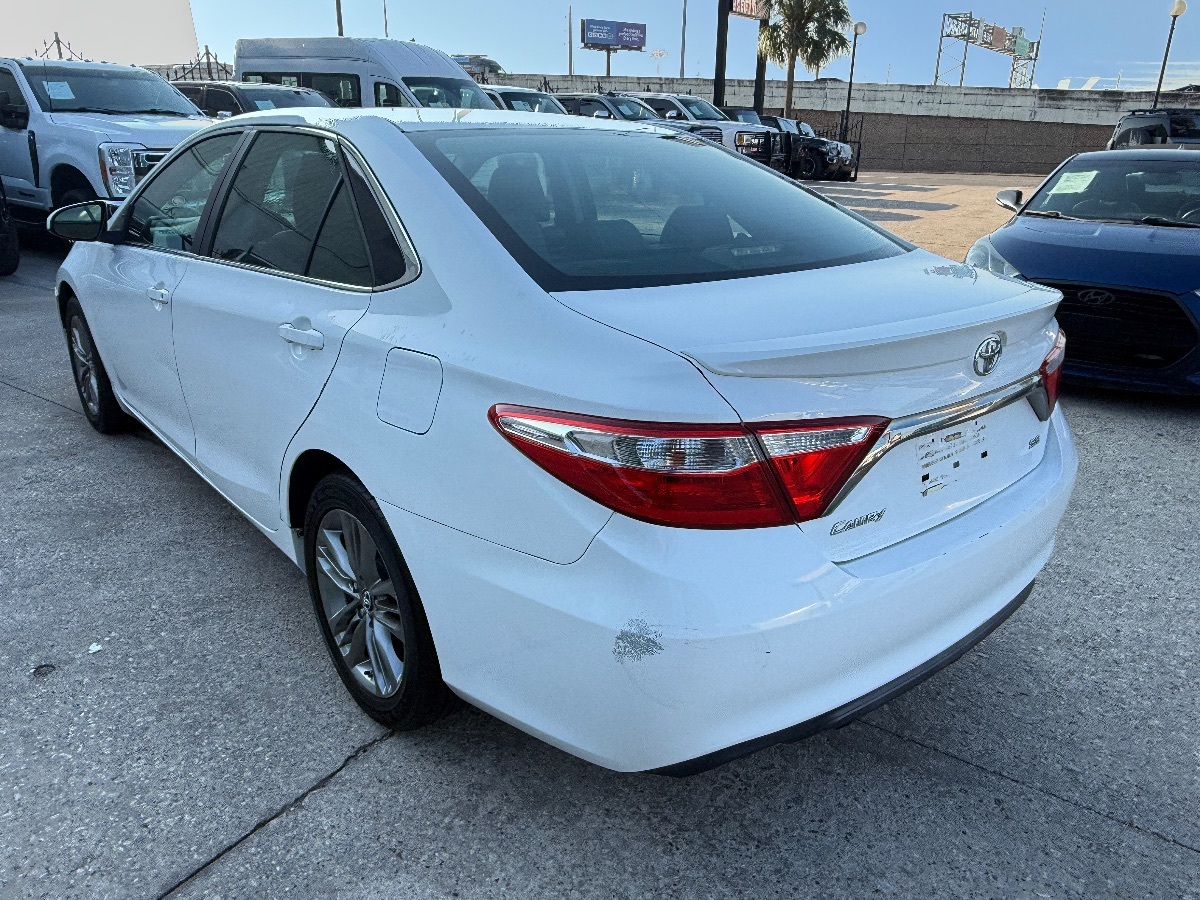 2015 Toyota Camry SE photo 3