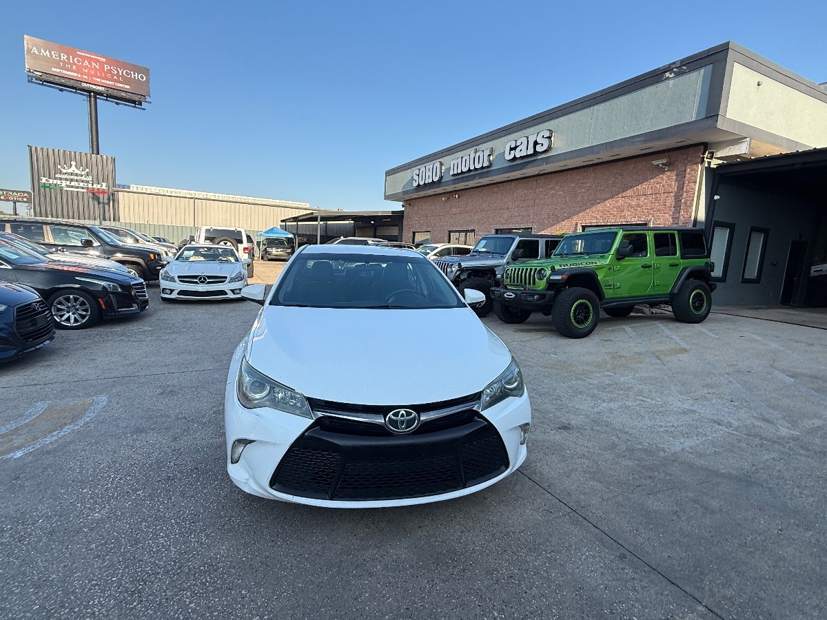 2015 Toyota Camry SE photo 5