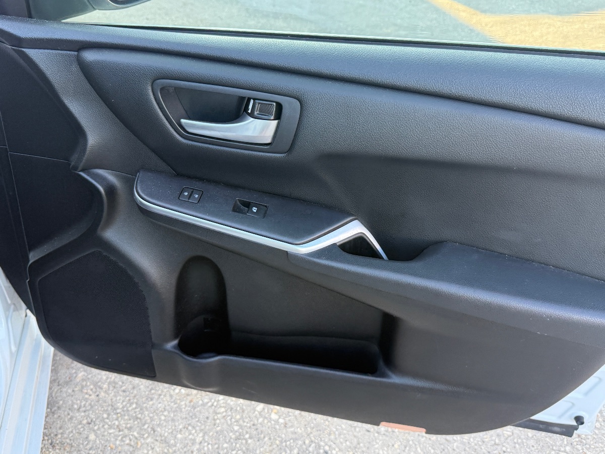 2015 Toyota Camry SE photo 10
