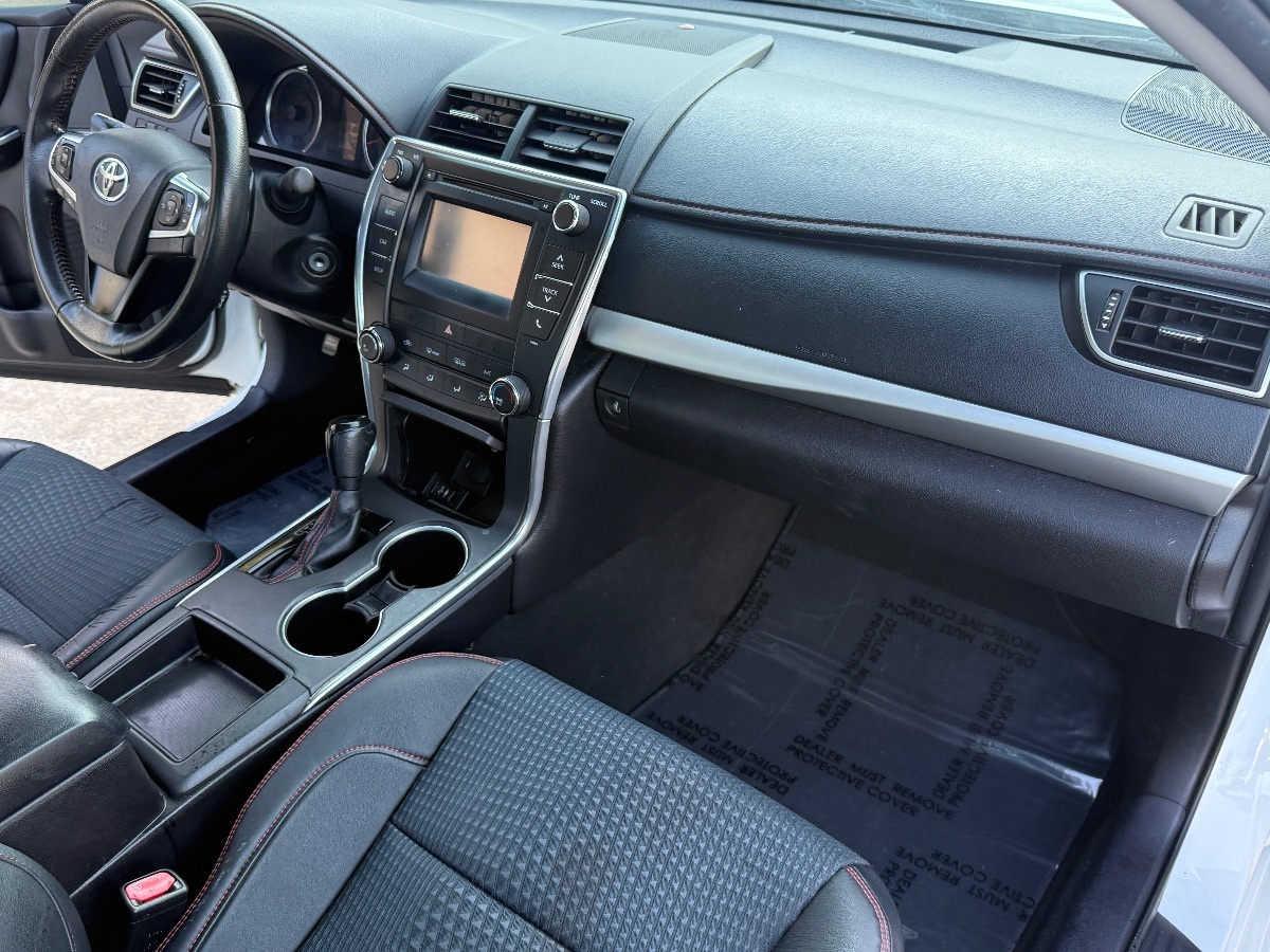 2015 Toyota Camry SE photo 11