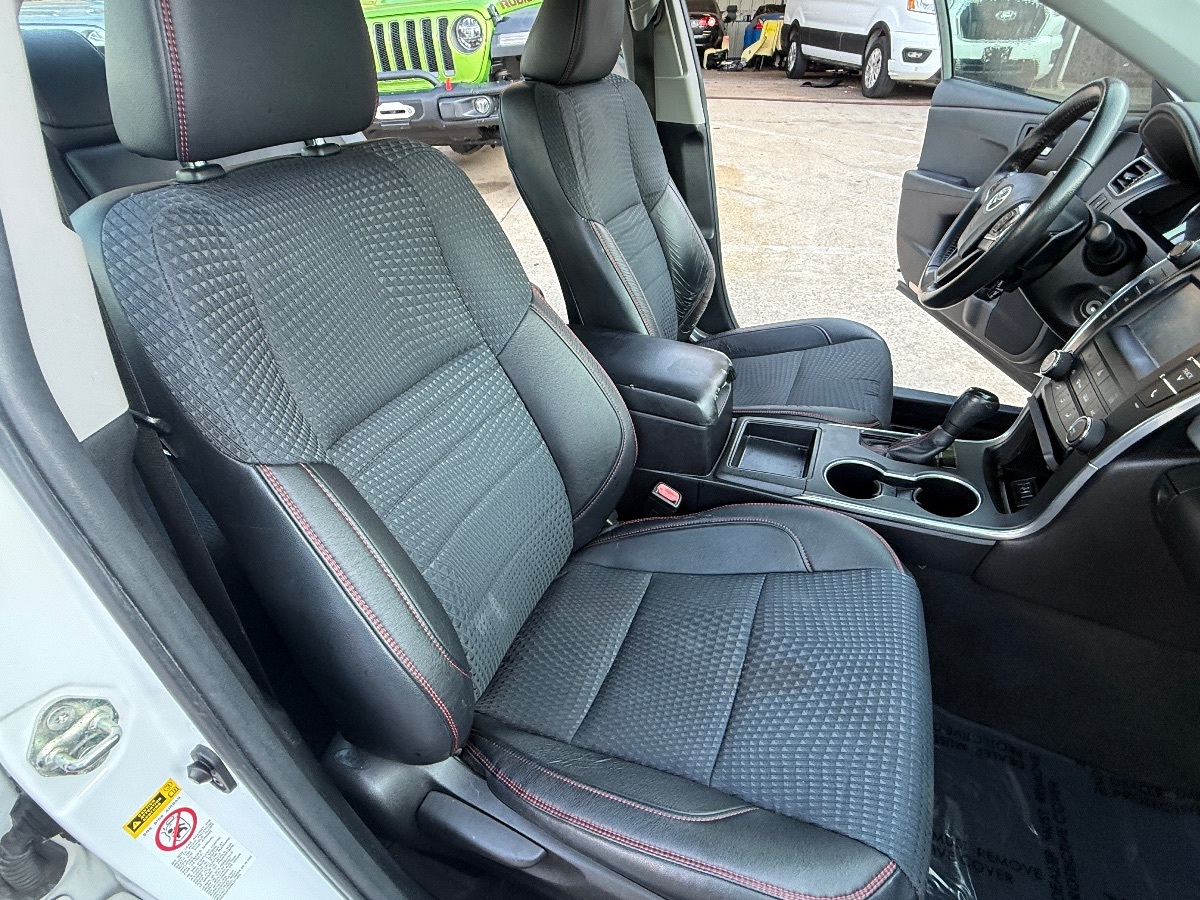 2015 Toyota Camry SE photo 12