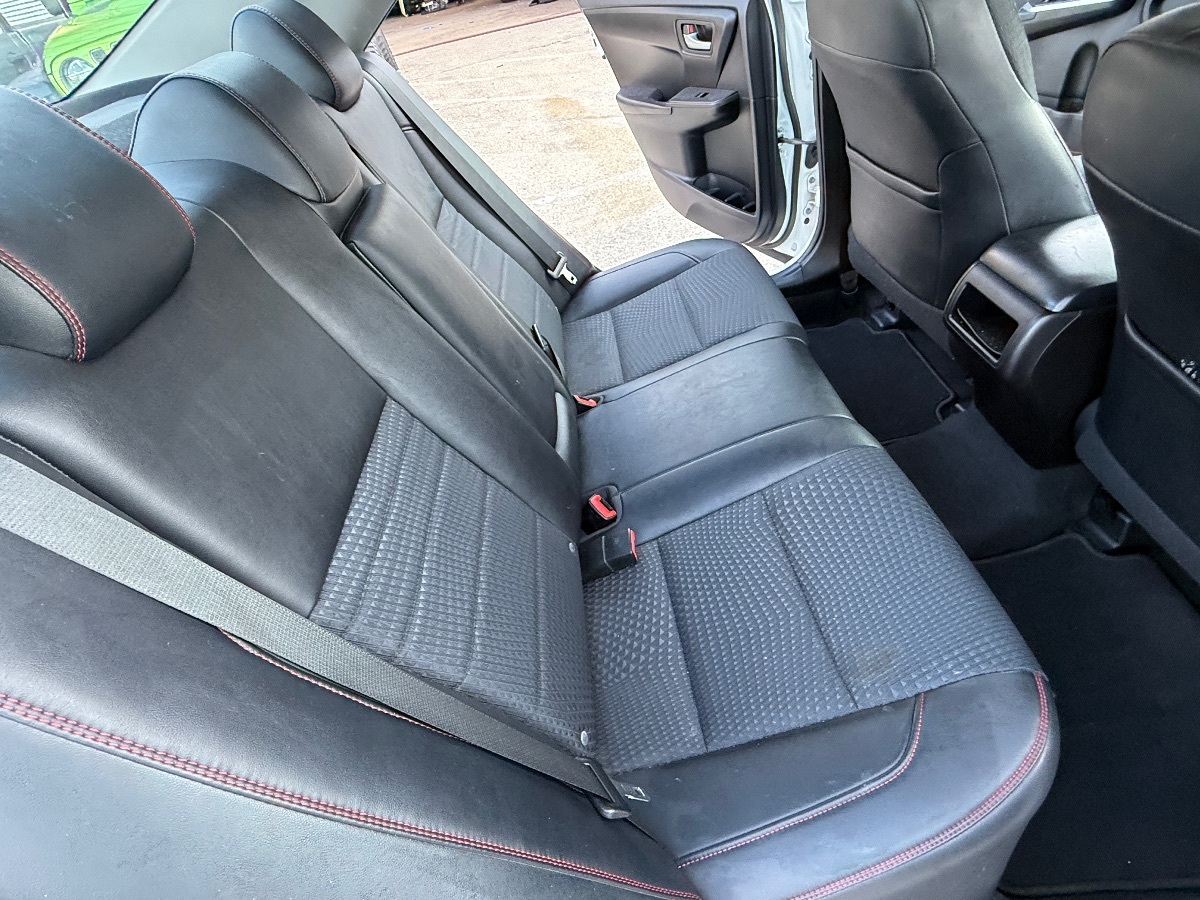 2015 Toyota Camry SE photo 13