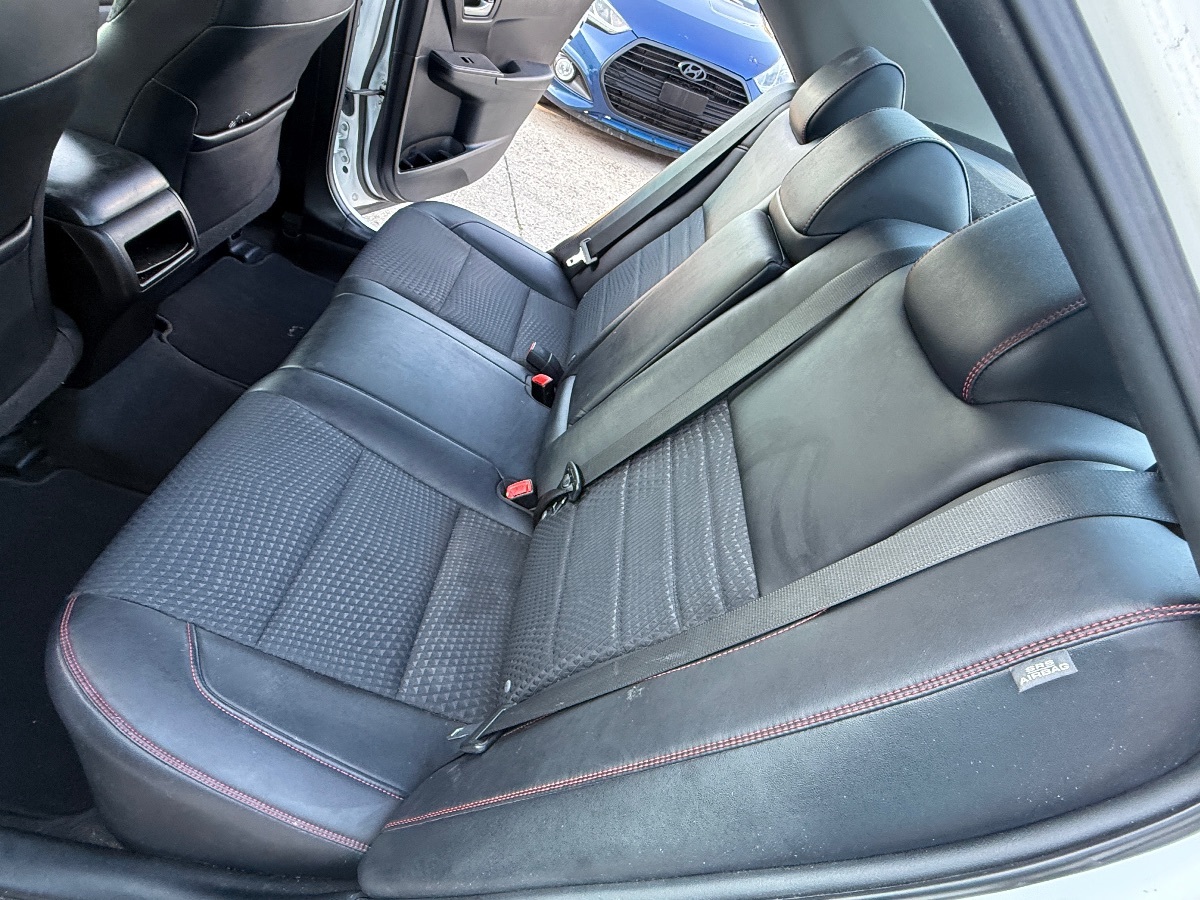 2015 Toyota Camry SE photo 14