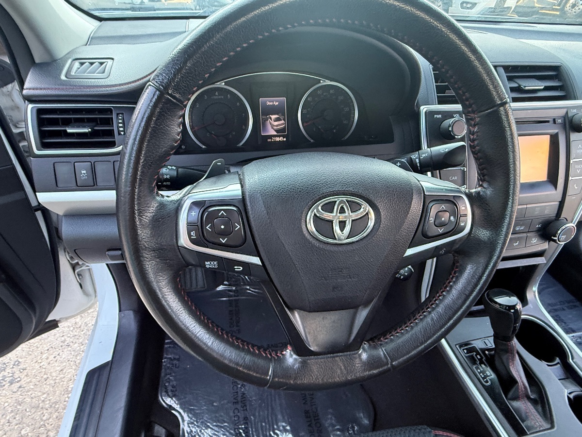 2015 Toyota Camry SE photo 17