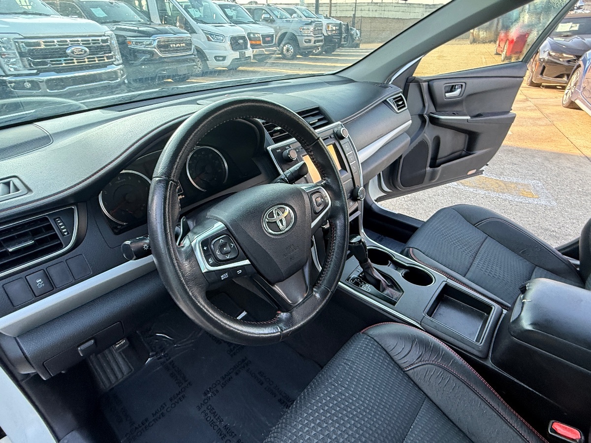 2015 Toyota Camry SE photo 19