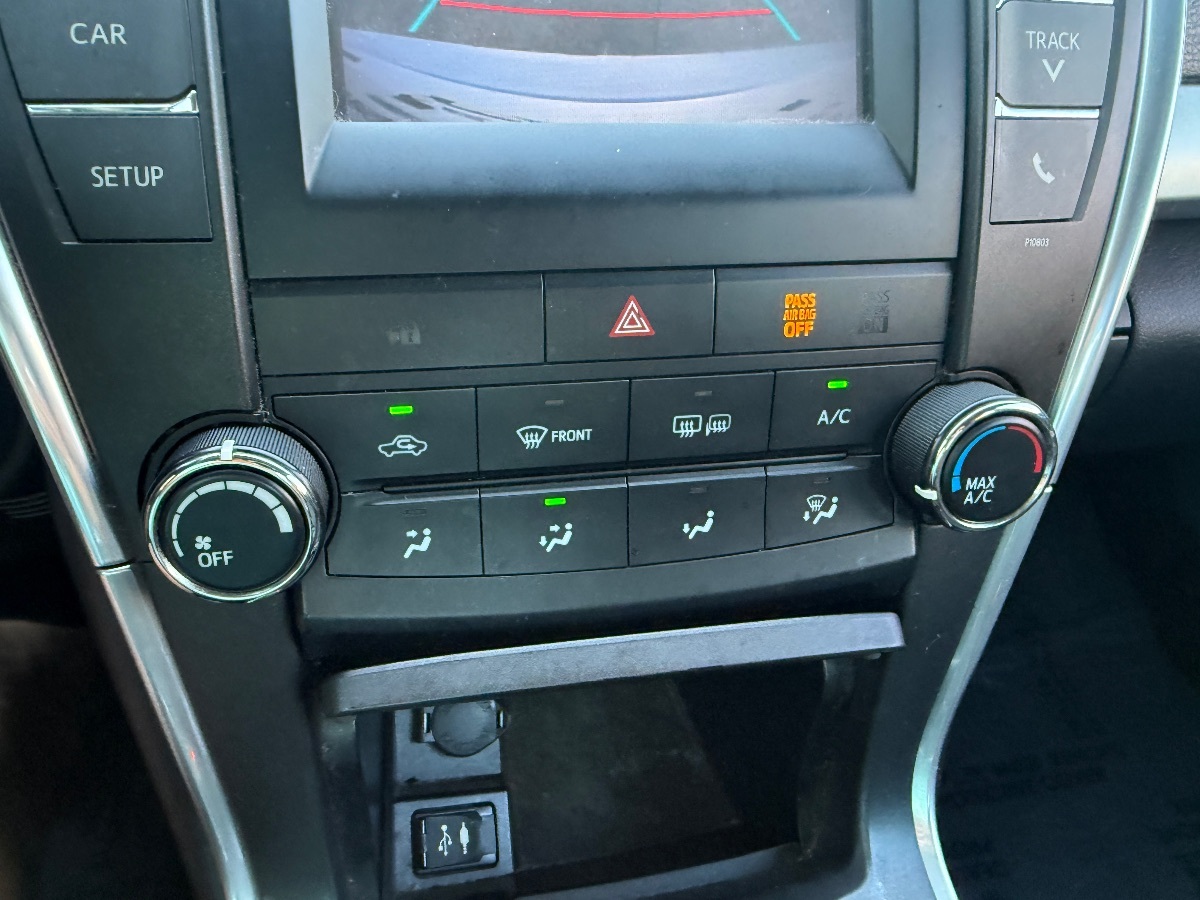 2015 Toyota Camry SE photo 24