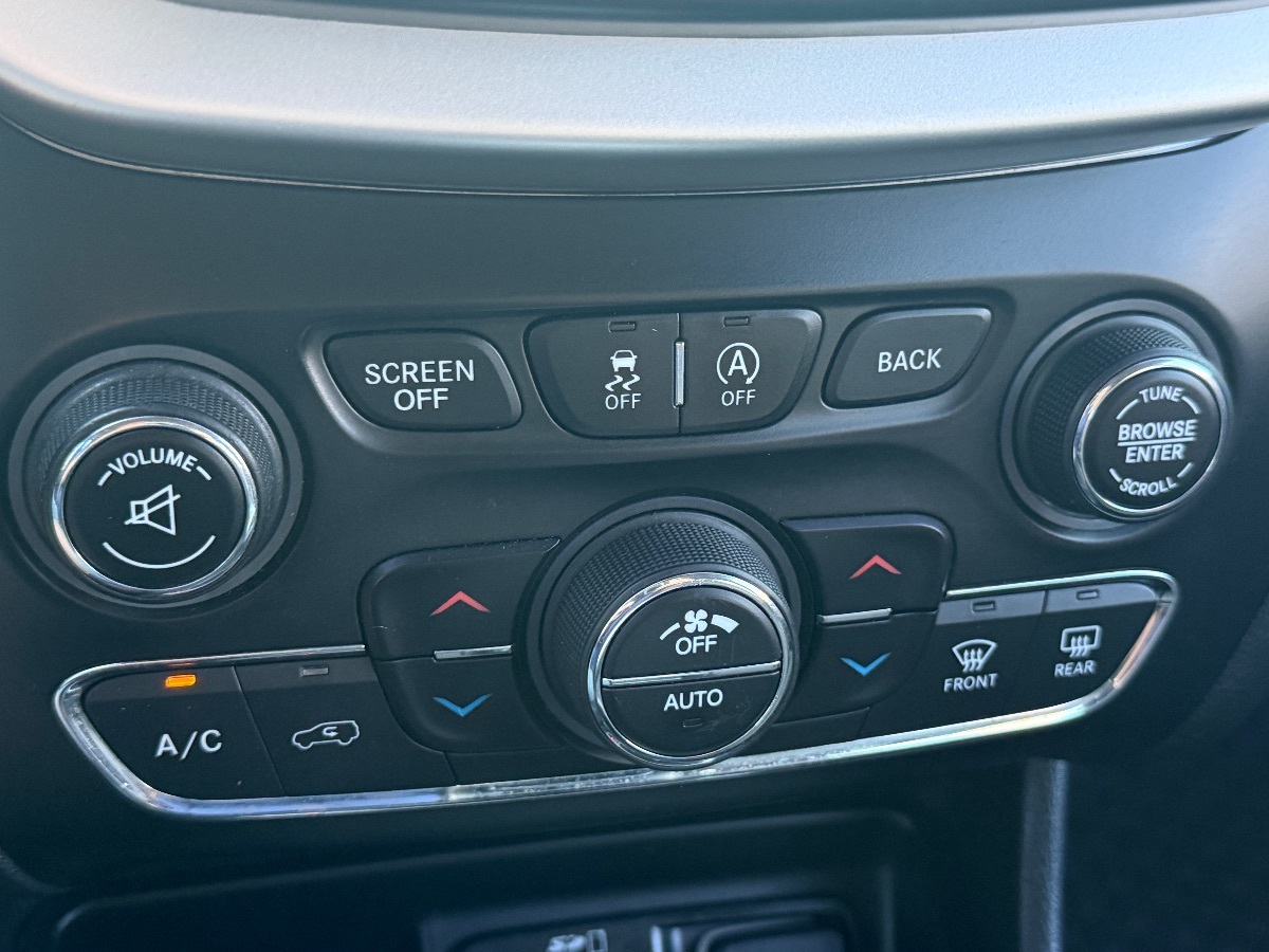 2016 Jeep Cherokee Trailhawk photo 26