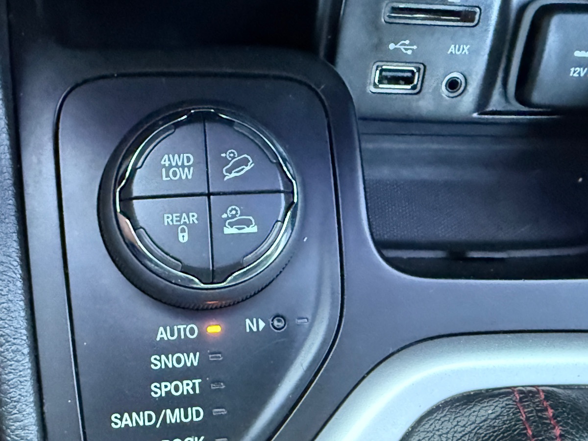 2016 Jeep Cherokee Trailhawk photo 28