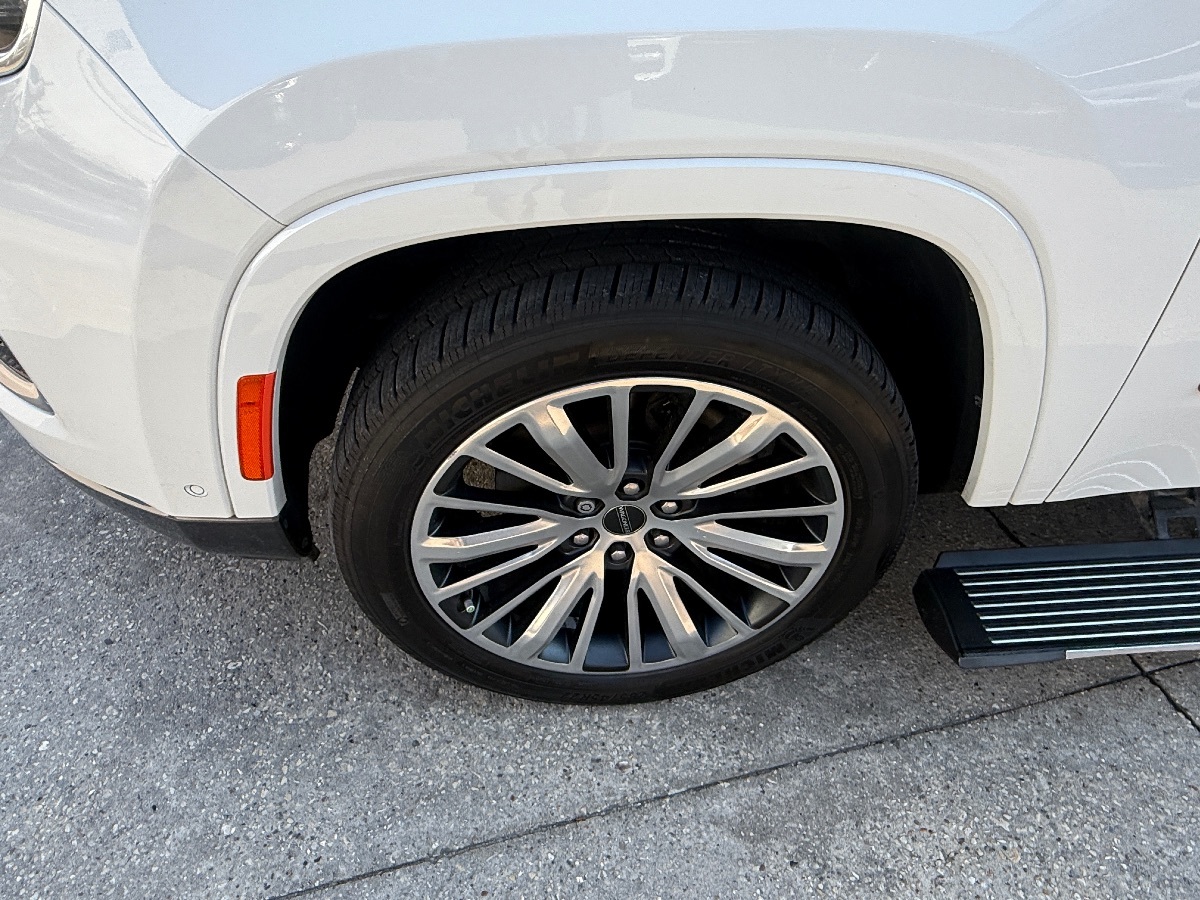 2022 Jeep Grand Wagoneer III photo 9