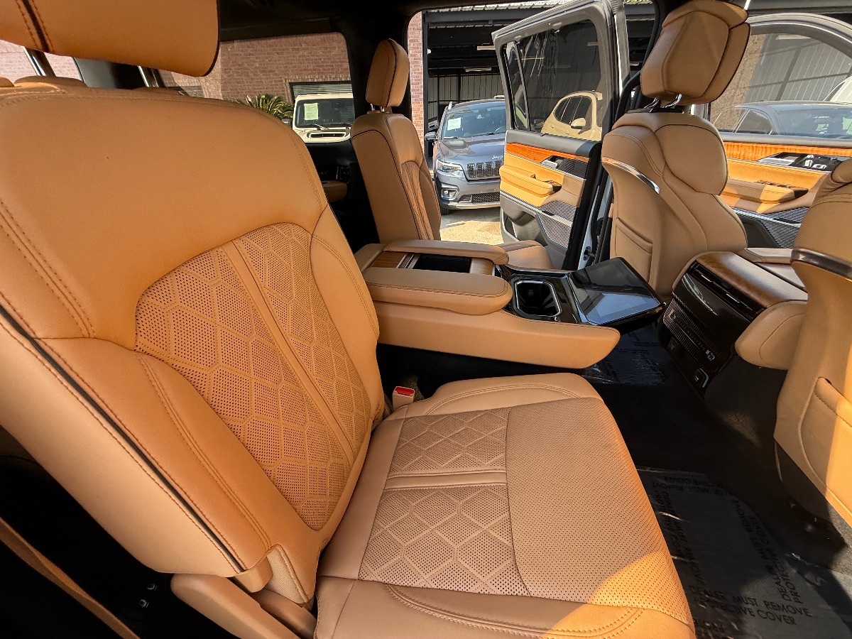 2022 Jeep Grand Wagoneer III photo 19