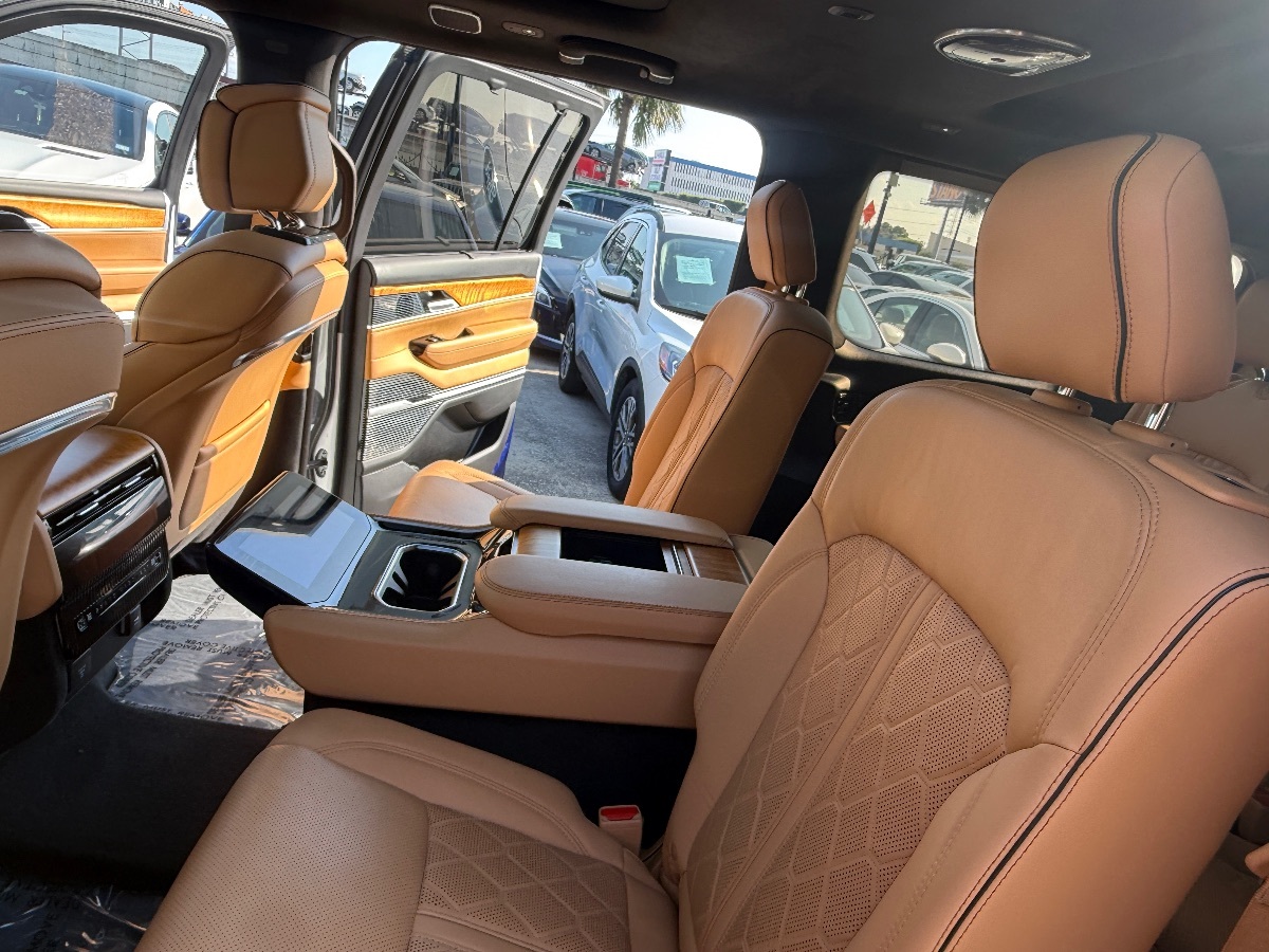2022 Jeep Grand Wagoneer III photo 24