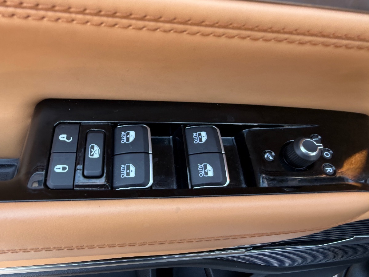 2022 Jeep Grand Wagoneer III photo 25