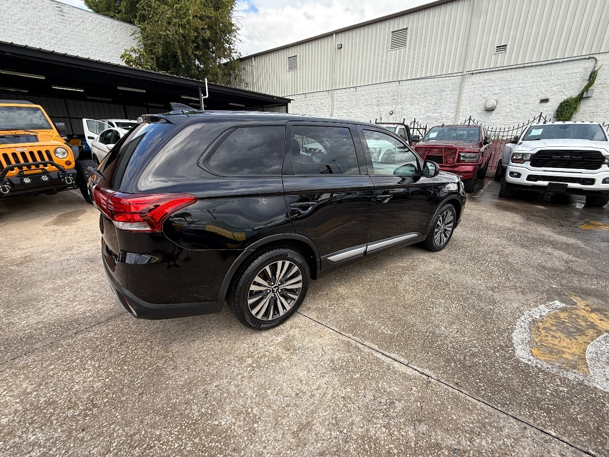 2020 Mitsubishi Outlander ES photo 3