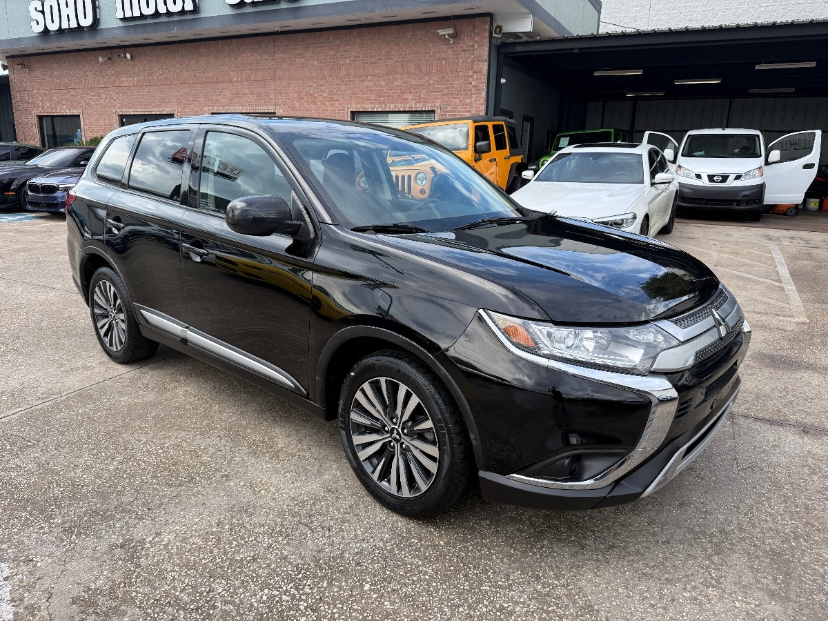 2020 Mitsubishi Outlander ES photo 2