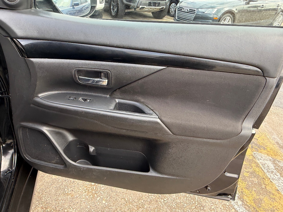 2020 Mitsubishi Outlander ES photo 12