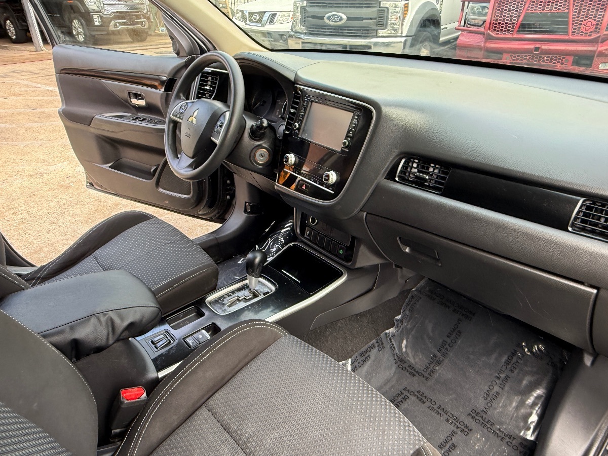 2020 Mitsubishi Outlander ES photo 13